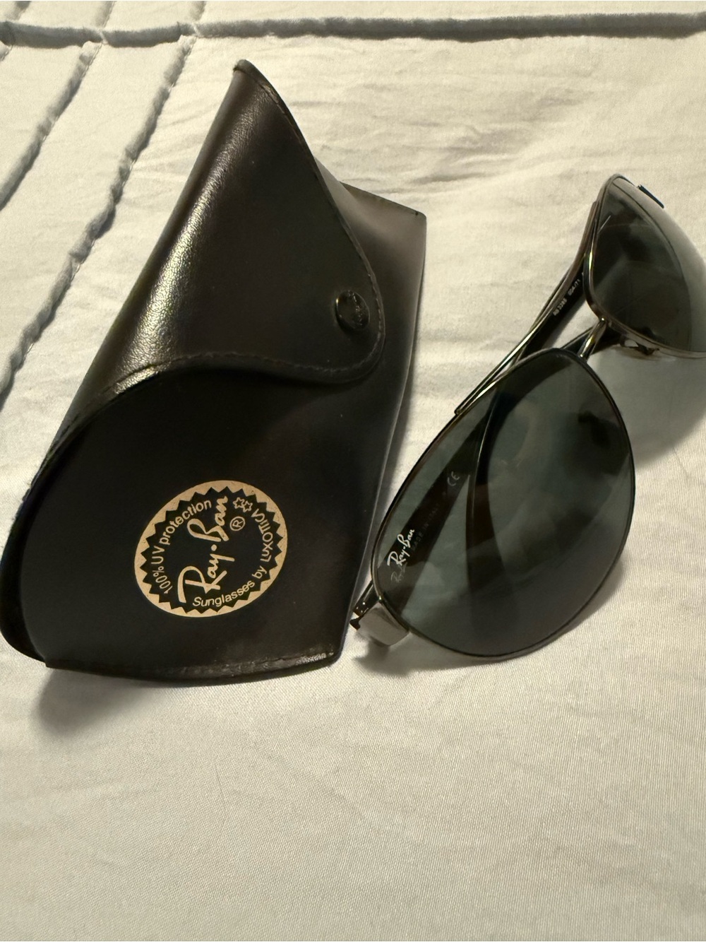 Ray-Ban Black Metal Aviator Sunglasses with Dark Lenses and Case - Picture 2 of 9